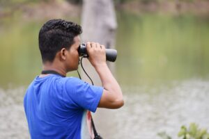 1.How do image stabilized binoculars work