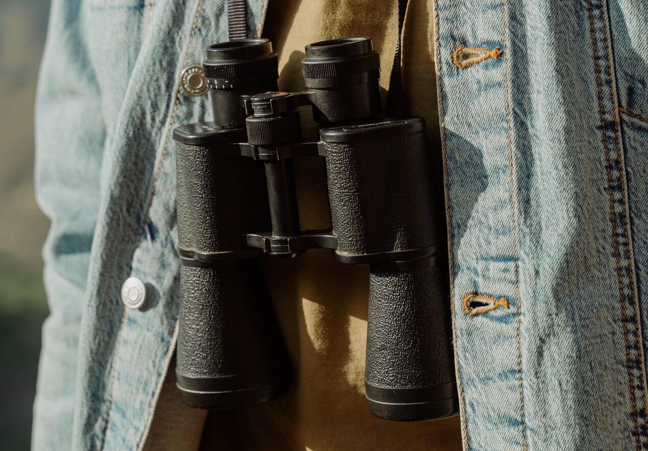 How to Carry Binoculars When Bow Hunting?